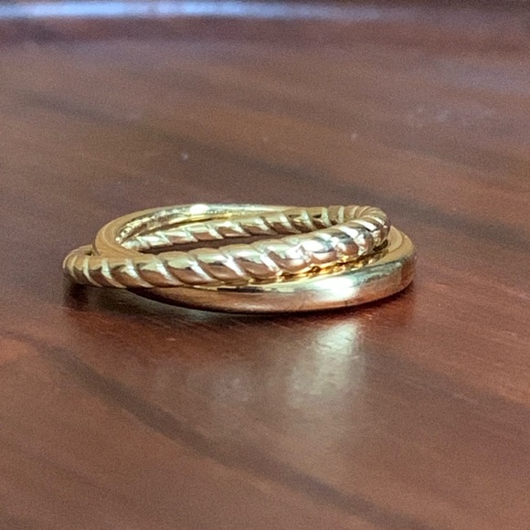 Jewelry - Gold tone interlocking band ring size 7.5